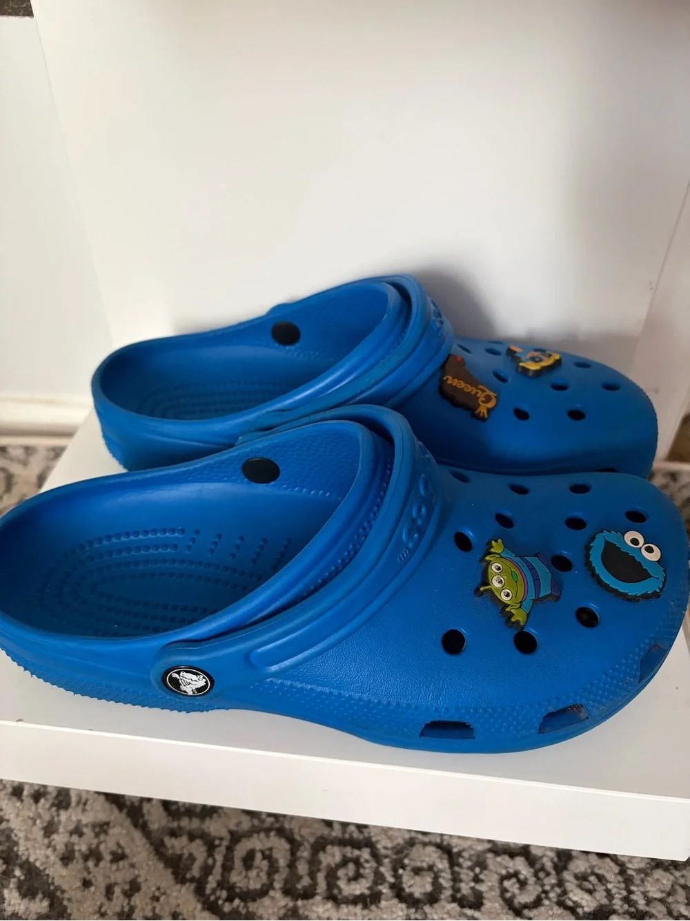 Men’s 7/Women’s 9 CROCS Classic Clog in Bright Blue with Character Jibbitz